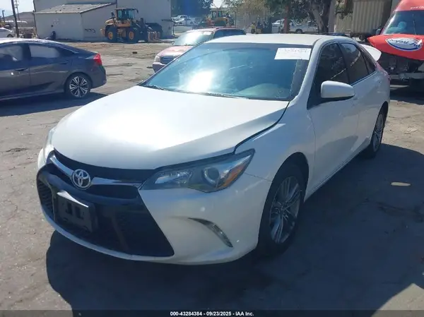 4T1BF1FK1HU325374 2017 TOYOTA CAMRY - Image 2