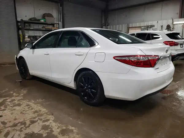 4T1BF1FK1HU325987 2017 TOYOTA CAMRY - Image 2