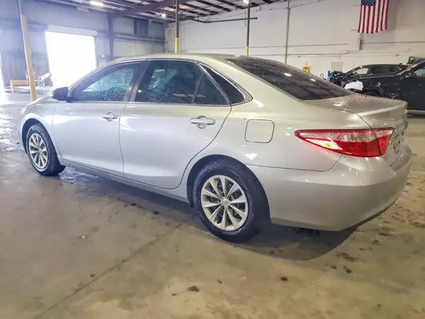 4T1BF1FK1HU326945 2017 TOYOTA CAMRY - Image 2