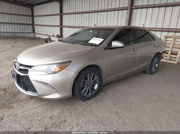 4T1BF1FK1HU329490 2017 TOYOTA CAMRY - Image 2