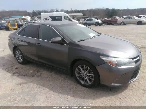 4T1BF1FK1HU348329 2017 TOYOTA CAMRY - Image 1