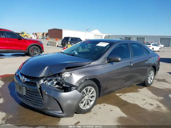4T1BF1FK1HU352610 2017 TOYOTA CAMRY - Image 2