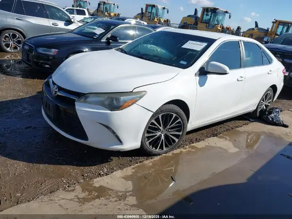 4T1BF1FK1HU353952 2017 TOYOTA CAMRY - Image 2