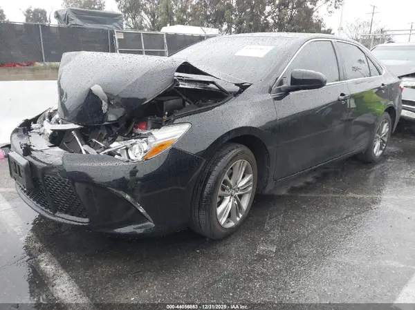 4T1BF1FK1HU378320 2017 TOYOTA CAMRY - Image 2