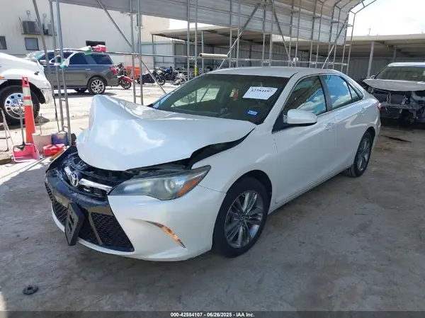 4T1BF1FK1HU393352 2017 TOYOTA CAMRY - Image 2
