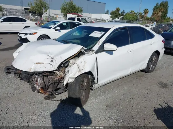 4T1BF1FK1HU395666 2017 TOYOTA CAMRY - Image 2