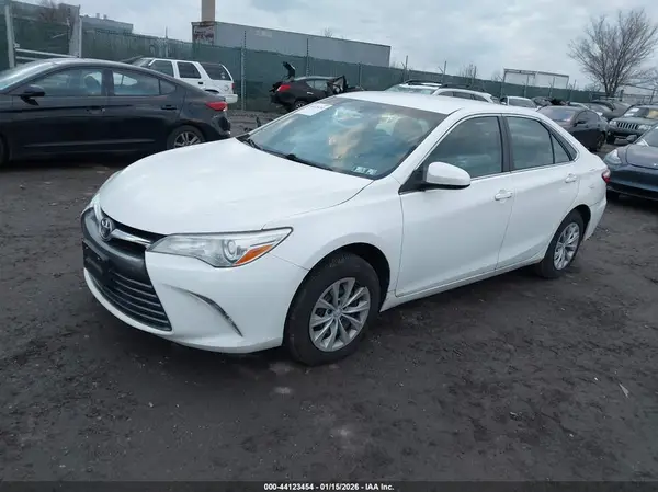 4T1BF1FK1HU415978 2017 TOYOTA CAMRY - Image 2
