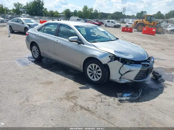 4T1BF1FK1HU632575 2017 TOYOTA CAMRY - Image 1