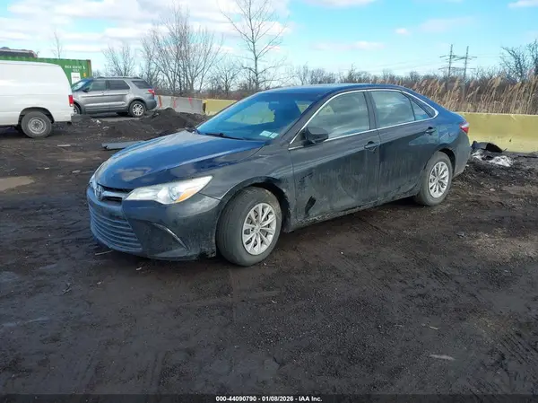 4T1BF1FK1HU653510 2017 TOYOTA CAMRY - Image 2