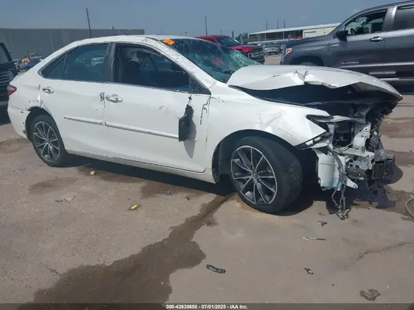 4T1BF1FK1HU658173 2017 TOYOTA CAMRY - Image 1