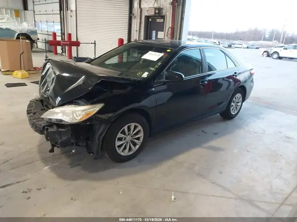 4T1BF1FK1HU664393 2017 TOYOTA CAMRY - Image 2