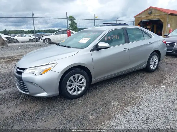 4T1BF1FK1HU665608 2017 TOYOTA CAMRY - Image 2