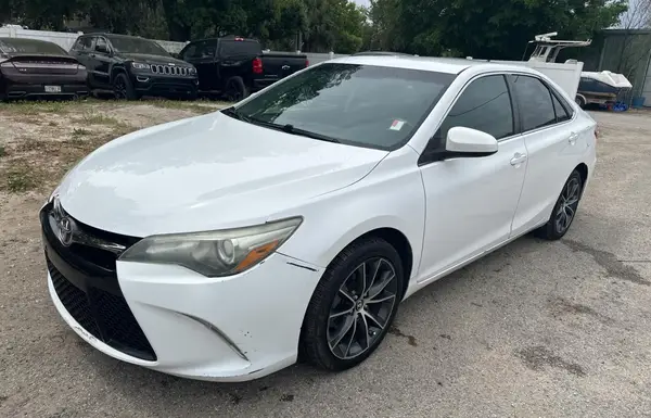 4T1BF1FK1HU679704 2017 TOYOTA CAMRY - Image 2