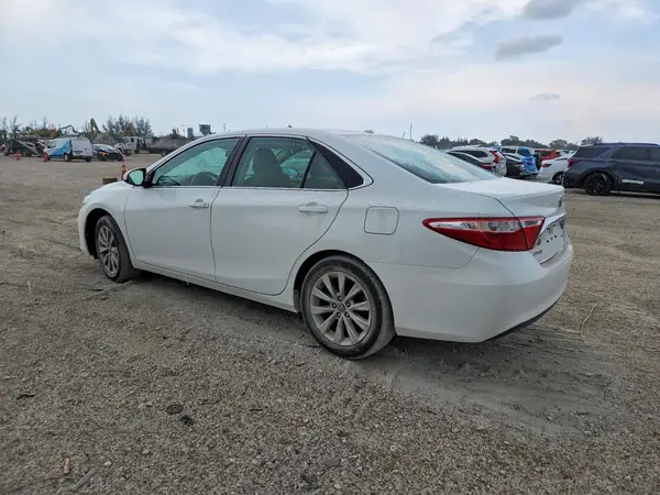4T1BF1FK1HU685695 2017 TOYOTA CAMRY - Image 2
