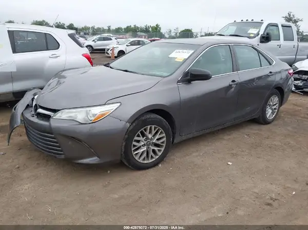 4T1BF1FK1HU691061 2017 TOYOTA CAMRY - Image 2
