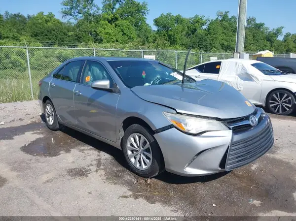 4T1BF1FK1HU701975 2017 TOYOTA CAMRY - Image 1