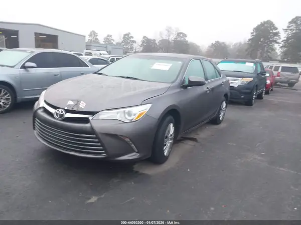 4T1BF1FK1HU704035 2017 TOYOTA CAMRY - Image 2