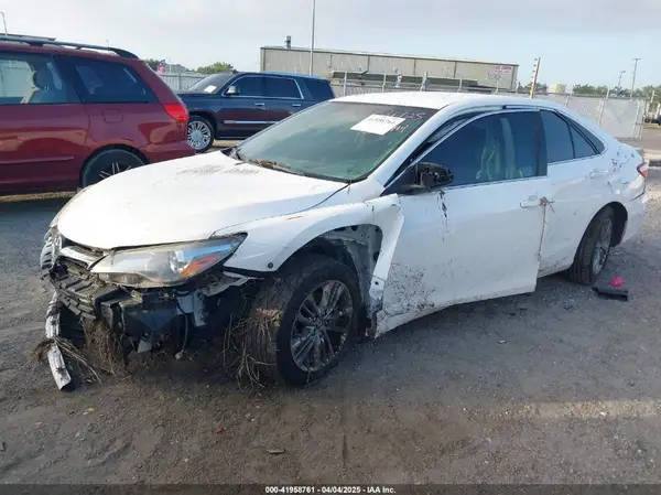 4T1BF1FK1HU722048 2017 TOYOTA CAMRY - Image 2