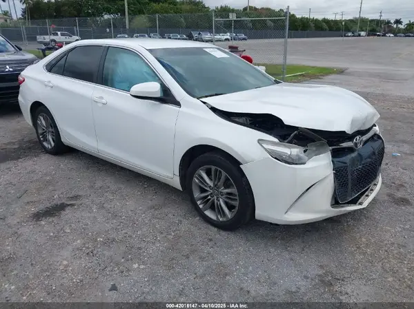 4T1BF1FK1HU734975 2017 TOYOTA CAMRY - Image 1