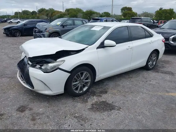 4T1BF1FK1HU734975 2017 TOYOTA CAMRY - Image 2