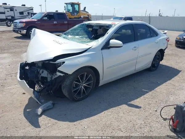 4T1BF1FK1HU757544 2017 TOYOTA CAMRY - Image 2