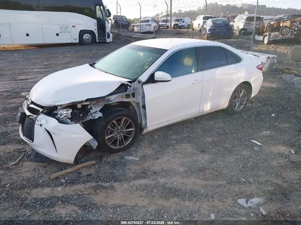 4T1BF1FK1HU767393 2017 TOYOTA CAMRY - Image 2