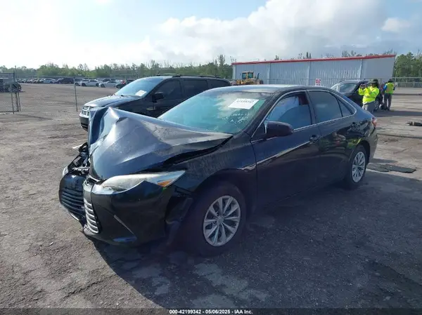 4T1BF1FK1HU805219 2017 TOYOTA CAMRY - Image 2