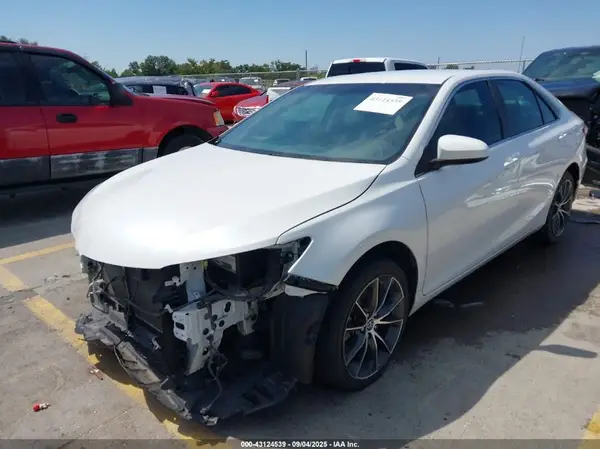 4T1BF1FK2GU139308 2016 TOYOTA CAMRY - Image 2