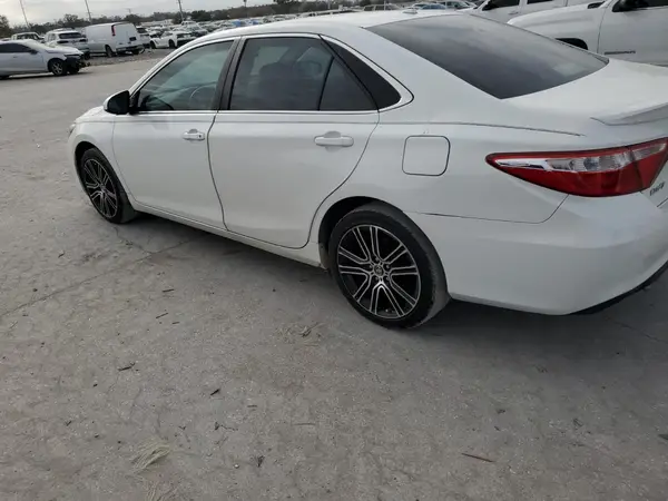 4T1BF1FK2GU139941 2016 TOYOTA CAMRY - Image 2