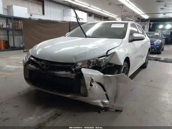 4T1BF1FK2GU166220 2016 TOYOTA CAMRY - Image 2