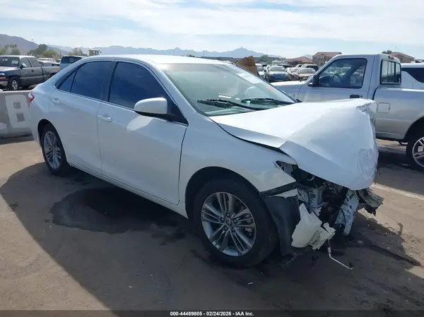 4T1BF1FK2GU167352 2016 TOYOTA CAMRY - Image 1
