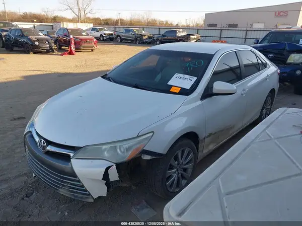 4T1BF1FK2GU170672 2016 TOYOTA CAMRY - Image 2