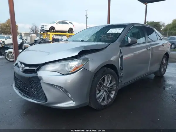 4T1BF1FK2GU179047 2016 TOYOTA CAMRY - Image 2