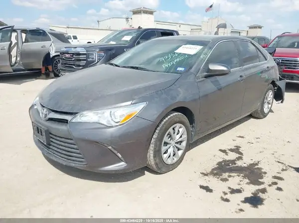 4T1BF1FK2GU180943 2016 TOYOTA CAMRY - Image 2