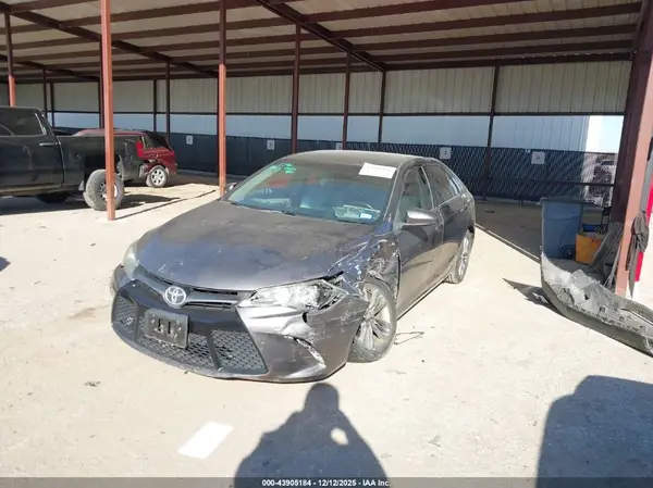 4T1BF1FK2GU196334 2016 TOYOTA CAMRY - Image 2