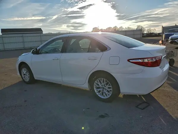 4T1BF1FK2GU208207 2016 TOYOTA CAMRY - Image 2