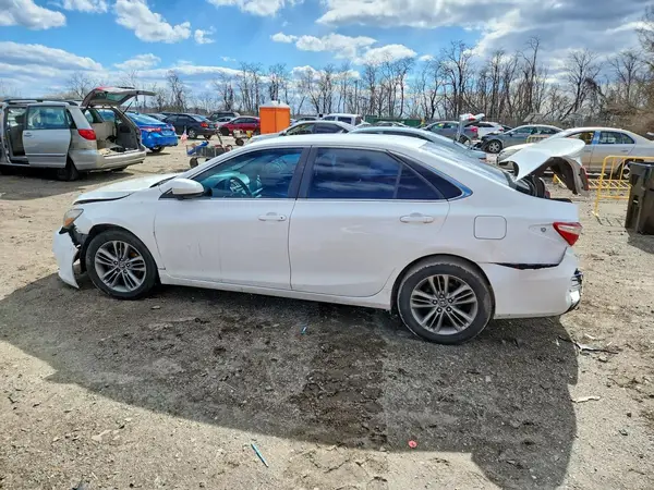 4T1BF1FK2GU255530 2016 TOYOTA CAMRY - Image 2