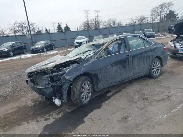 4T1BF1FK2GU257309 2016 TOYOTA CAMRY - Image 2