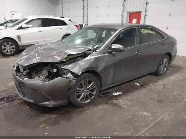 4T1BF1FK2GU258993 2016 TOYOTA CAMRY - Image 2
