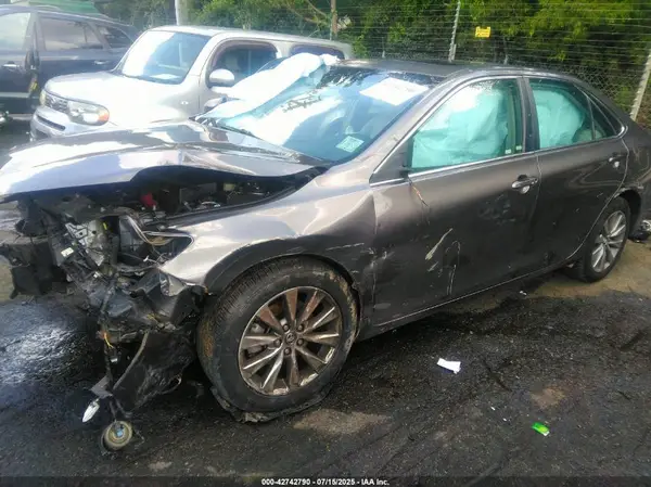 4T1BF1FK2GU527753 2016 TOYOTA CAMRY - Image 2