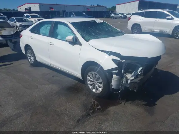 4T1BF1FK2GU551597 2016 TOYOTA CAMRY - Image 1