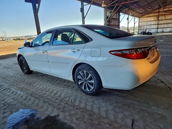 4T1BF1FK2GU562681 2016 TOYOTA CAMRY - Image 2