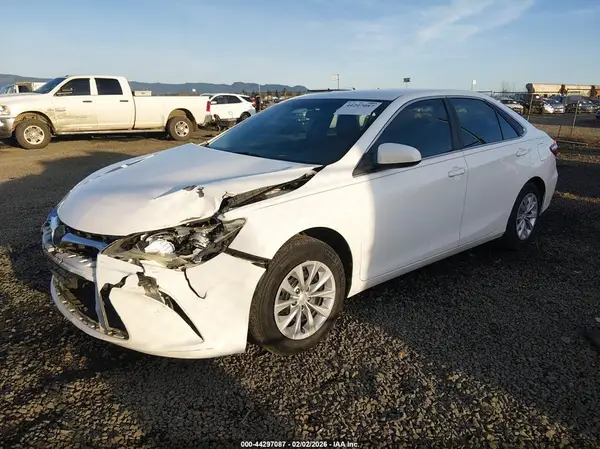4T1BF1FK2GU570313 2016 TOYOTA CAMRY - Image 2