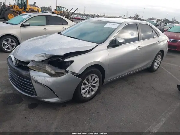 4T1BF1FK2GU570859 2016 TOYOTA CAMRY - Image 2