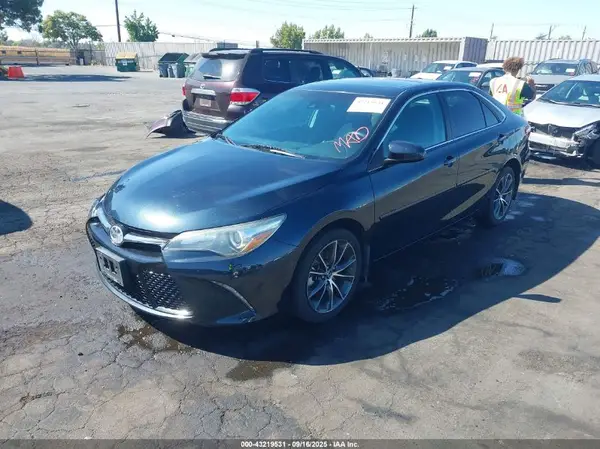 4T1BF1FK2GU582963 2016 TOYOTA CAMRY - Image 2