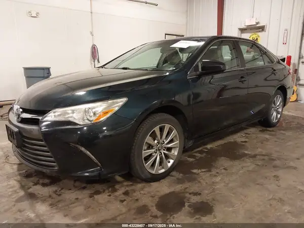 4T1BF1FK2GU585135 2016 TOYOTA CAMRY - Image 2