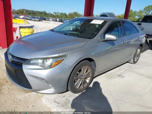4T1BF1FK2HU320510 2017 TOYOTA CAMRY - Image 2