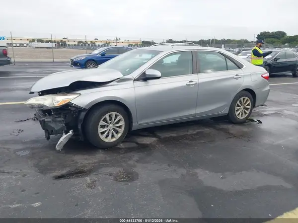 4T1BF1FK2HU343656 2017 TOYOTA CAMRY - Image 2