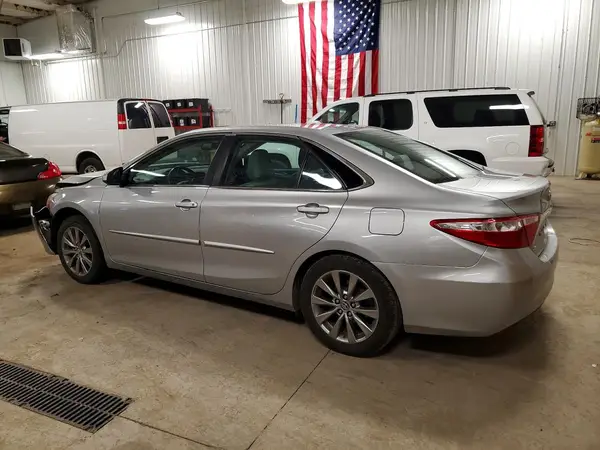 4T1BF1FK2HU352079 2017 TOYOTA CAMRY - Image 2