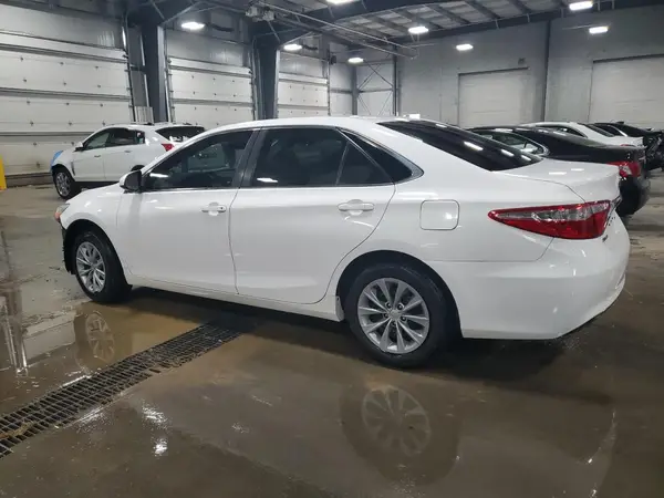 4T1BF1FK2HU358562 2017 TOYOTA CAMRY - Image 2